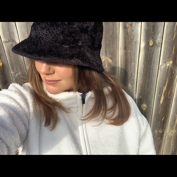 Liz Claiborne black bucket hat - Picture 4 of 4